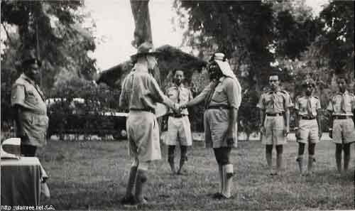 رئيس كشافة دول الكومنولث يقلد الكشاف العدني عبدالله عفاره وسام الخدمه الطويله عام 1959م