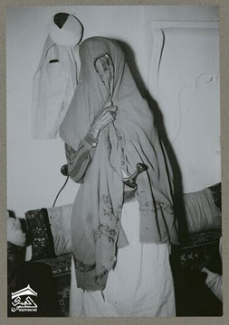 من عادات الزوراج في بعض مناطق اليمن عندما يذهب العريس الى المسجد للصلاة يوم زفافة فان يعطي الجزء العلوي من جسمه بالشال وتترك فتحة صغيرة في هذا الحجاب ليرى بعين واحدة ويفضل اليسرى