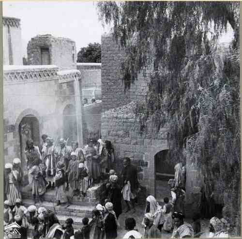 من بين مراسم الزفاف في اليمن ، حفل "الرفد" الذي نراه هنا ، هو اللحظة التي يقدم فيها الضيوف هداياهم للعريس: يتم إيداع الأموال التي يتم جمعها في حضن العريس. سيساعد هذا المال الزوج في إعالة أسرته الجديدة ؛ لكنها تعتبر دين