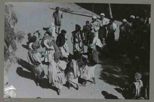 يسبق الموكب شباب يحملون مصابيح الغاز والكيروسين وأواني الزهور ، ولا سيما الياسمين ، وصبية يحملون أطباق تحترق فيها عدة شموع. وبنفس الطريقة يعود الموكب من المسجد إلى بيت العريس