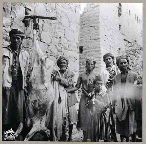 الوفد الذي سيصطحب العروس من منزل الأب إلى منزل زوجها المستقبلي يوم الزفاف. ودائما يضم الحلاق "المزين" وصاحبه ، التروبادور "الدوشان" ، والد العروس وأخوها وخالها