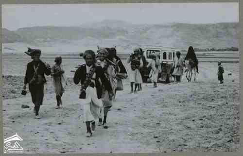 موكب العروس: رغم إدخال السيارة ، يستخدم الفلاحون اليمنيون الحمار لقيادة العروس من قريتها إلى قرية زوجها. إنه الحلاق "المزين" الذي يمسك الحمار من اللجام. ومع ذلك ، يتم استخدام السيارات في المراكز الحضريه