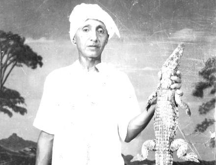 خالد وبيده تمساح صغير