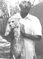 خالد حاملا احد النمور