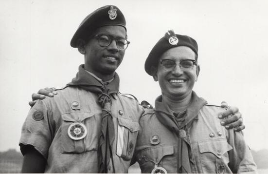 كشافان من ابناء عدن في المخيم الكشفي العالمي عام 1947م